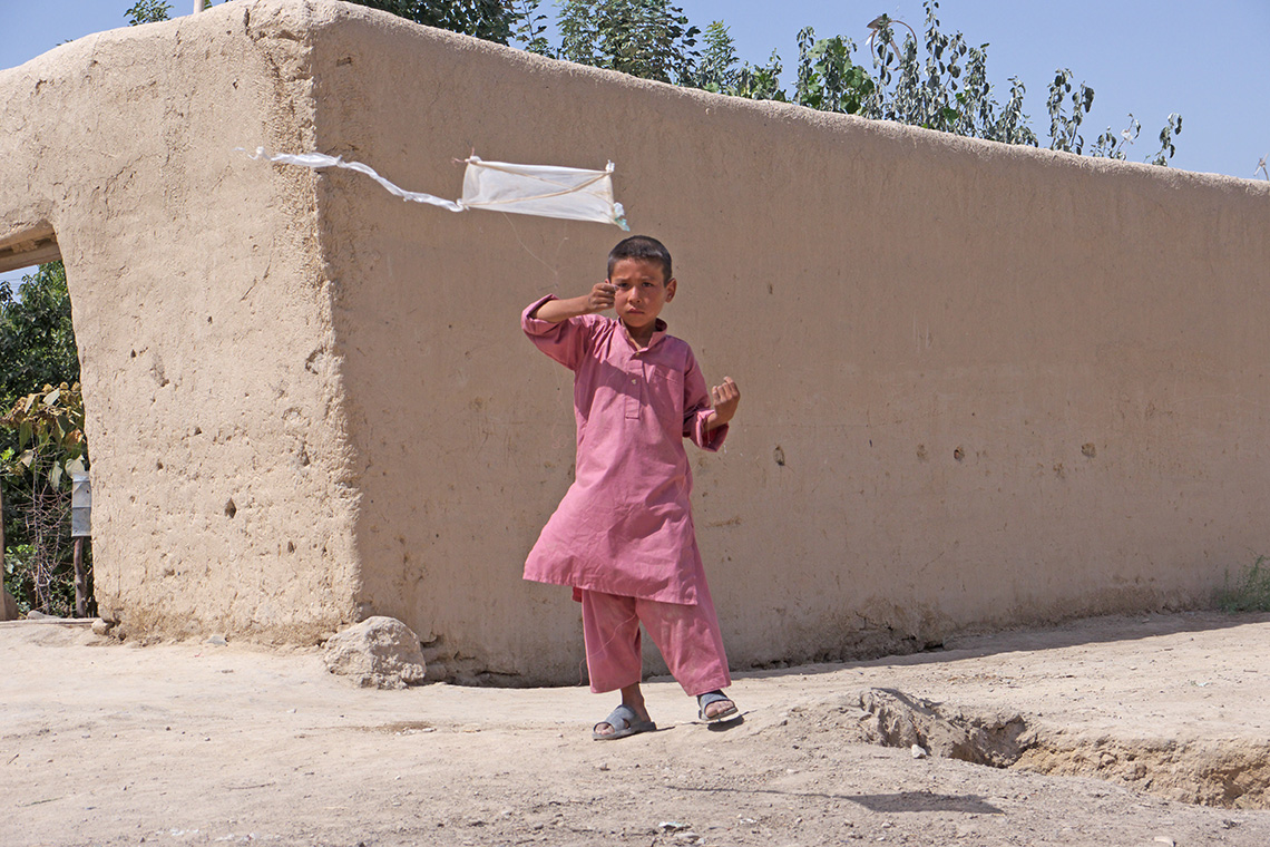 momenta-biennale-francis-alys-childrens-games-papalote