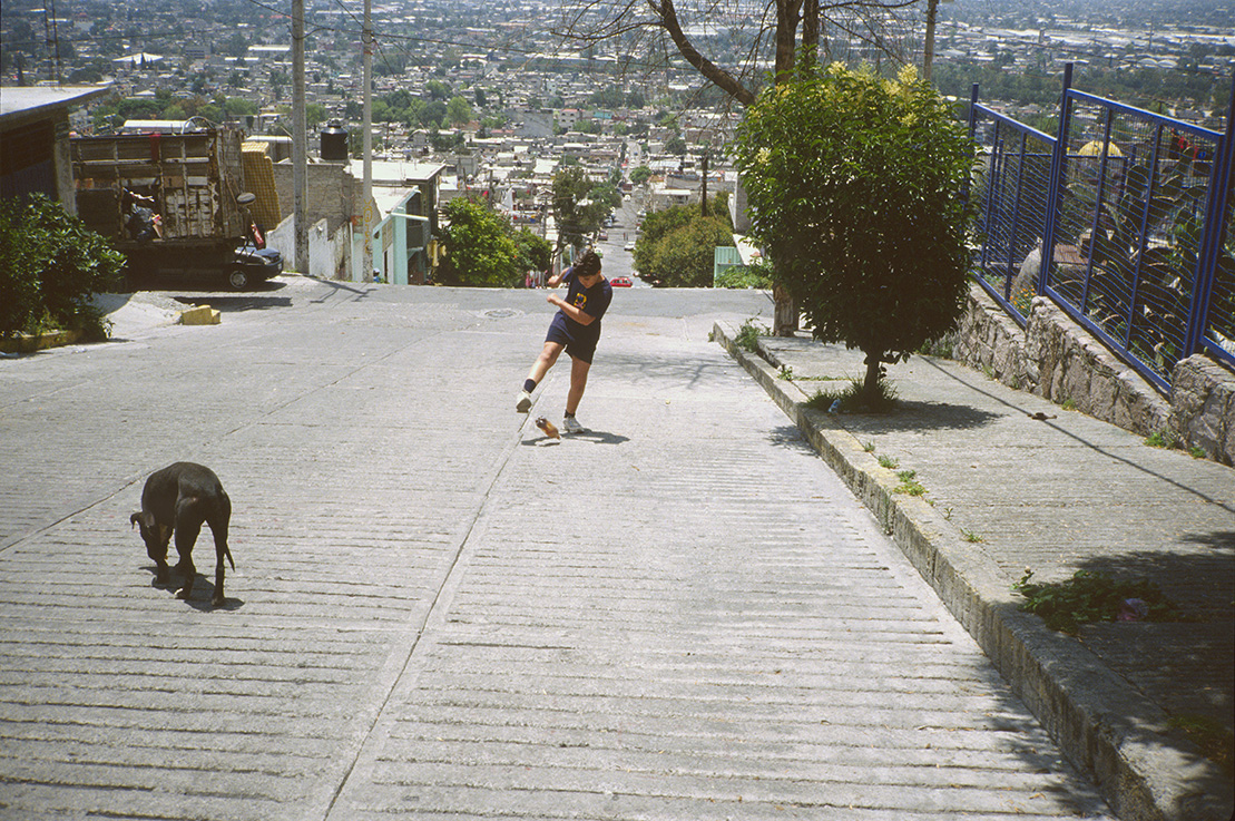 momenta-biennale-francis-alys-childrens-games-caracoles