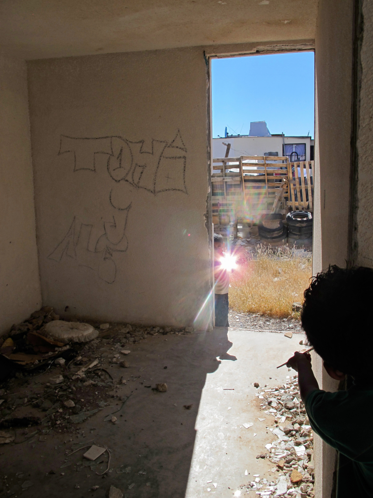 momenta-biennale-francis-alys-childrens-games-espejos