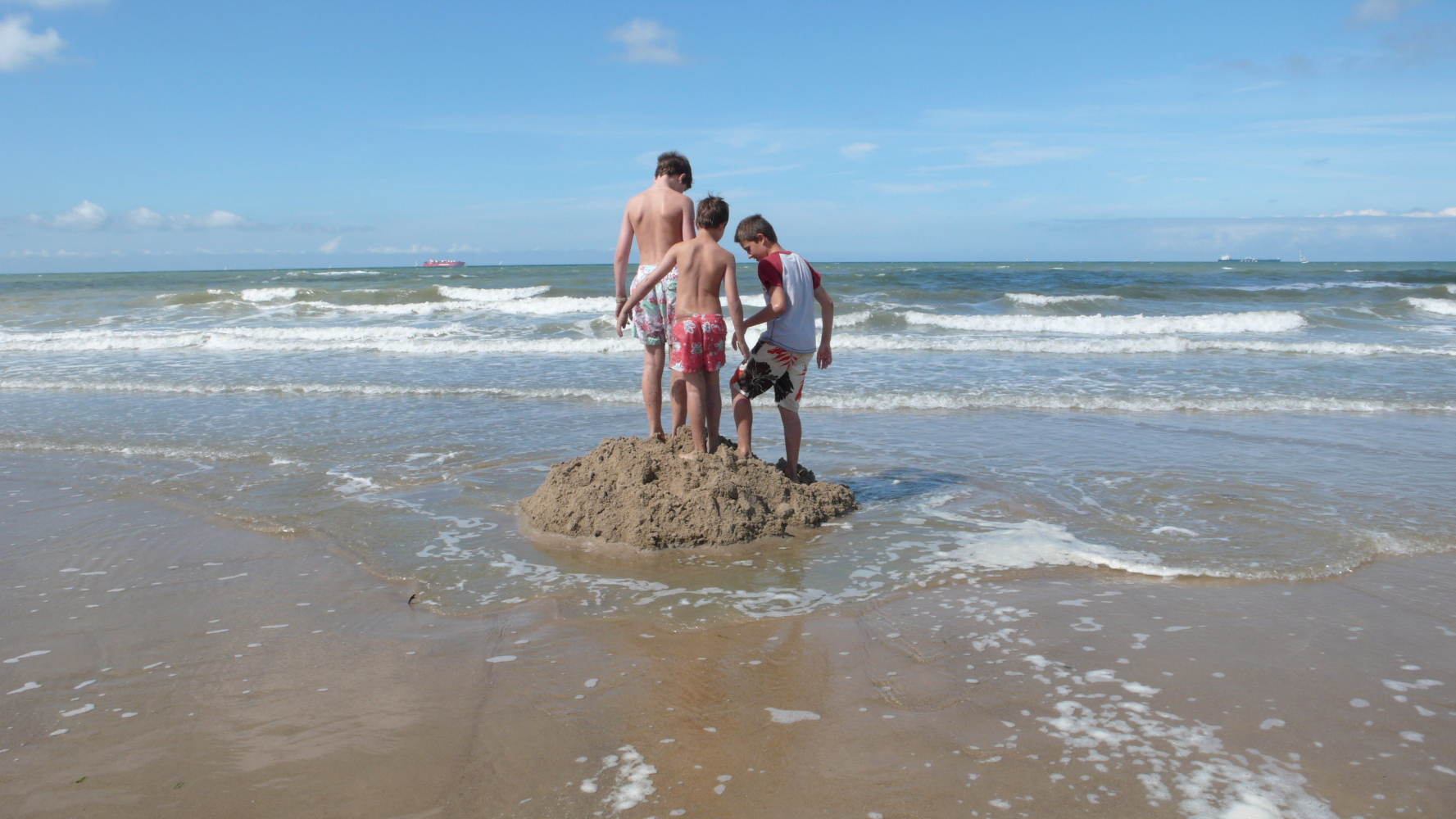 momenta-biennale-francis-alys-sandcastles