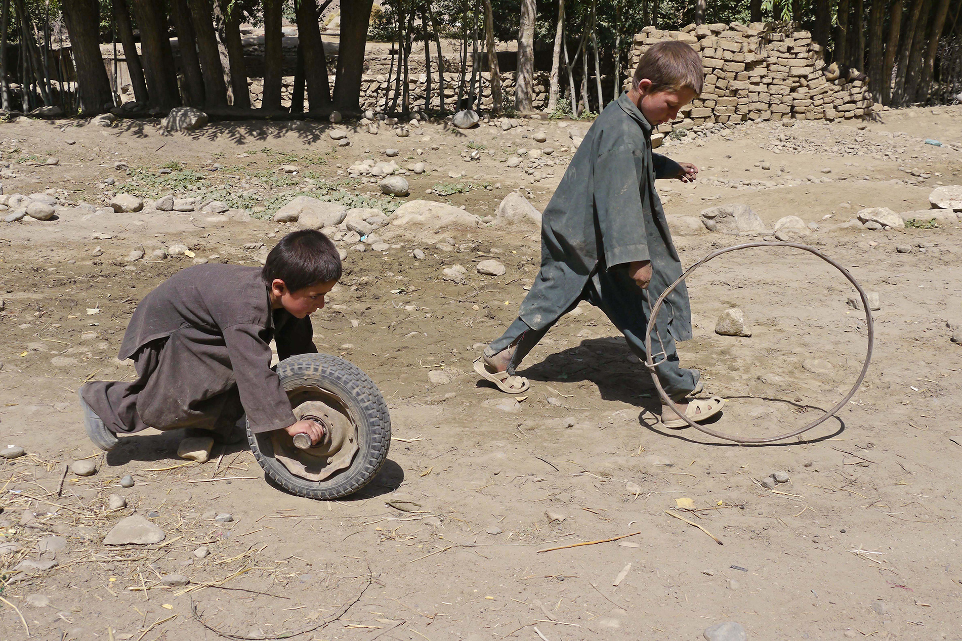 momenta-biennale-francis-alys-childrens-games-hoop-and-stick
