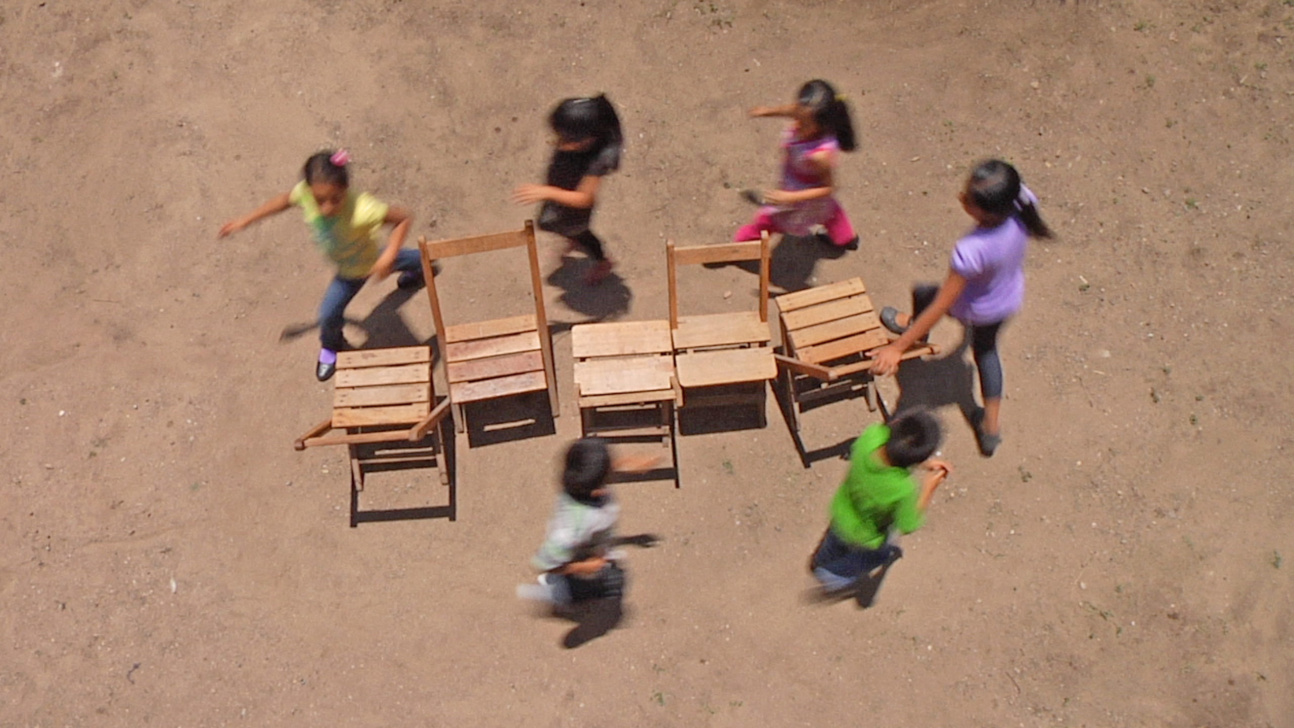 momenta-biennale-francis-alys-childrens-games-sillas
