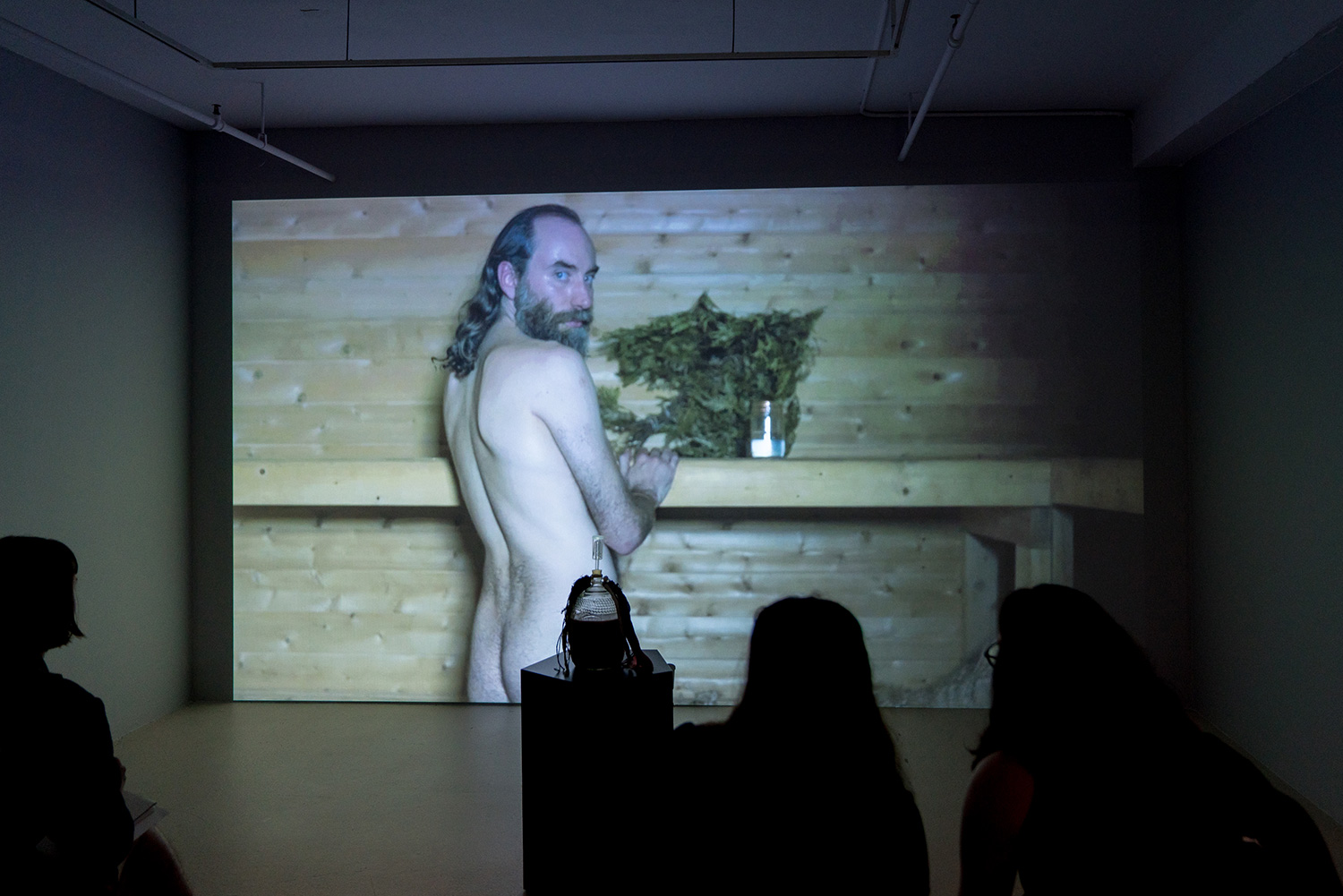 Vernissage de l’exposition de Jamie Ross, Galerie B-312, MOMENTA 2019 © MOMENTA Biennale d’art contemporain et la Galerie B-312. Crédit photo : Jean-Michael Seminaro