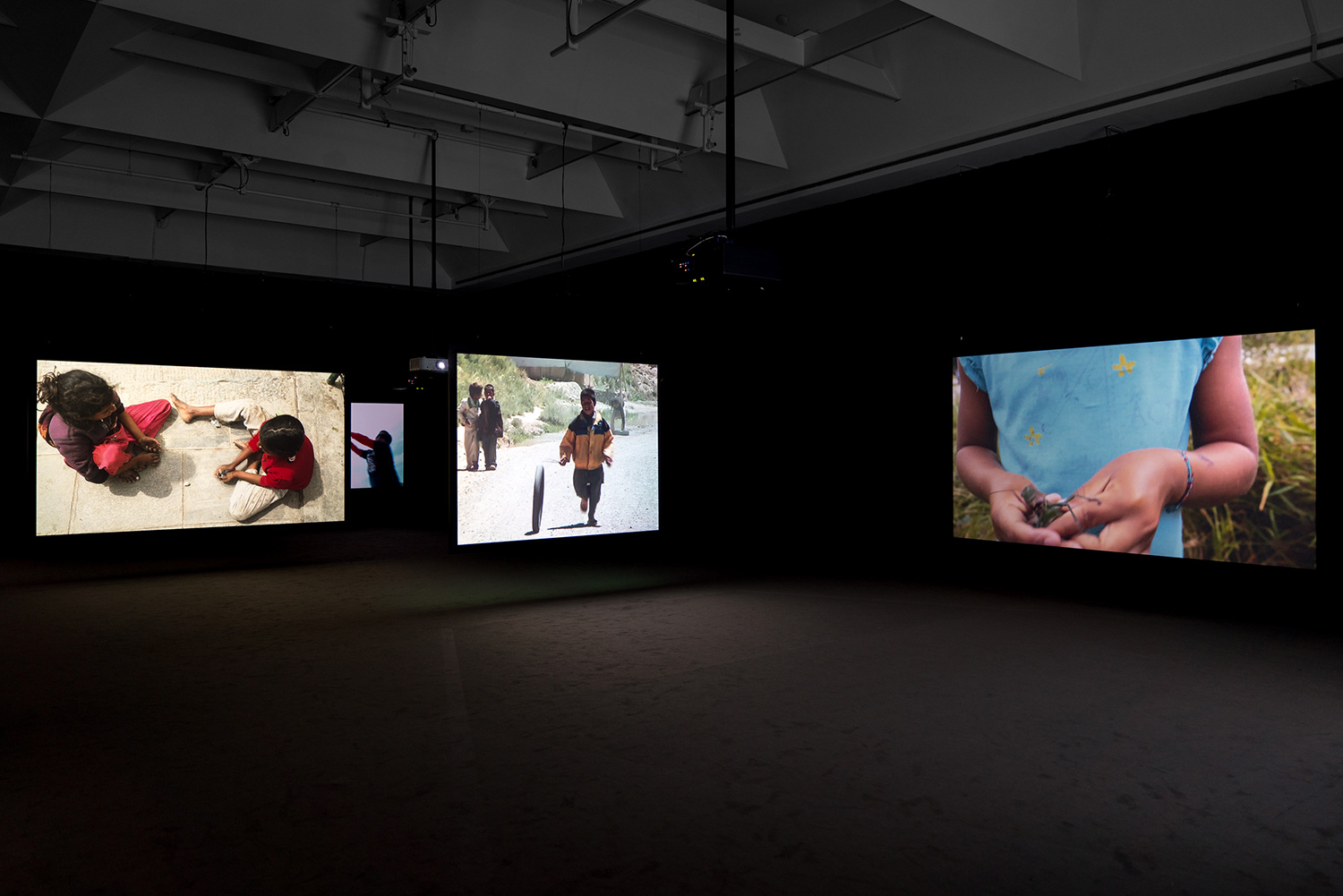 momenta-biennale-francis-alys-childrens-games(5)