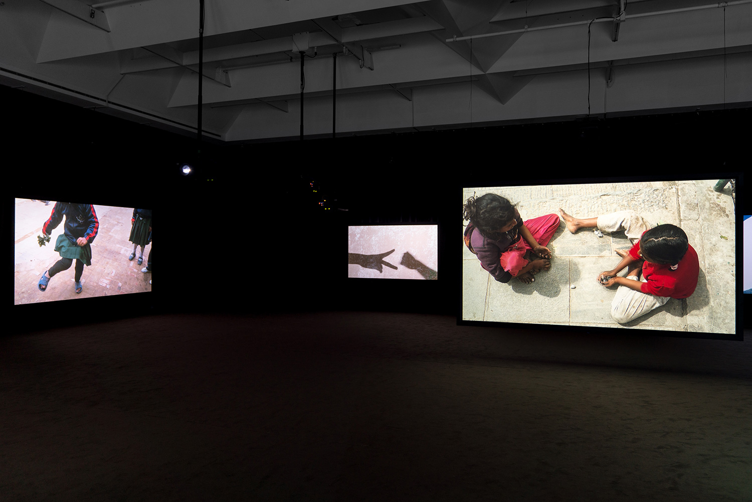 momenta-biennale-francis-alys-jeux-denfants(4)