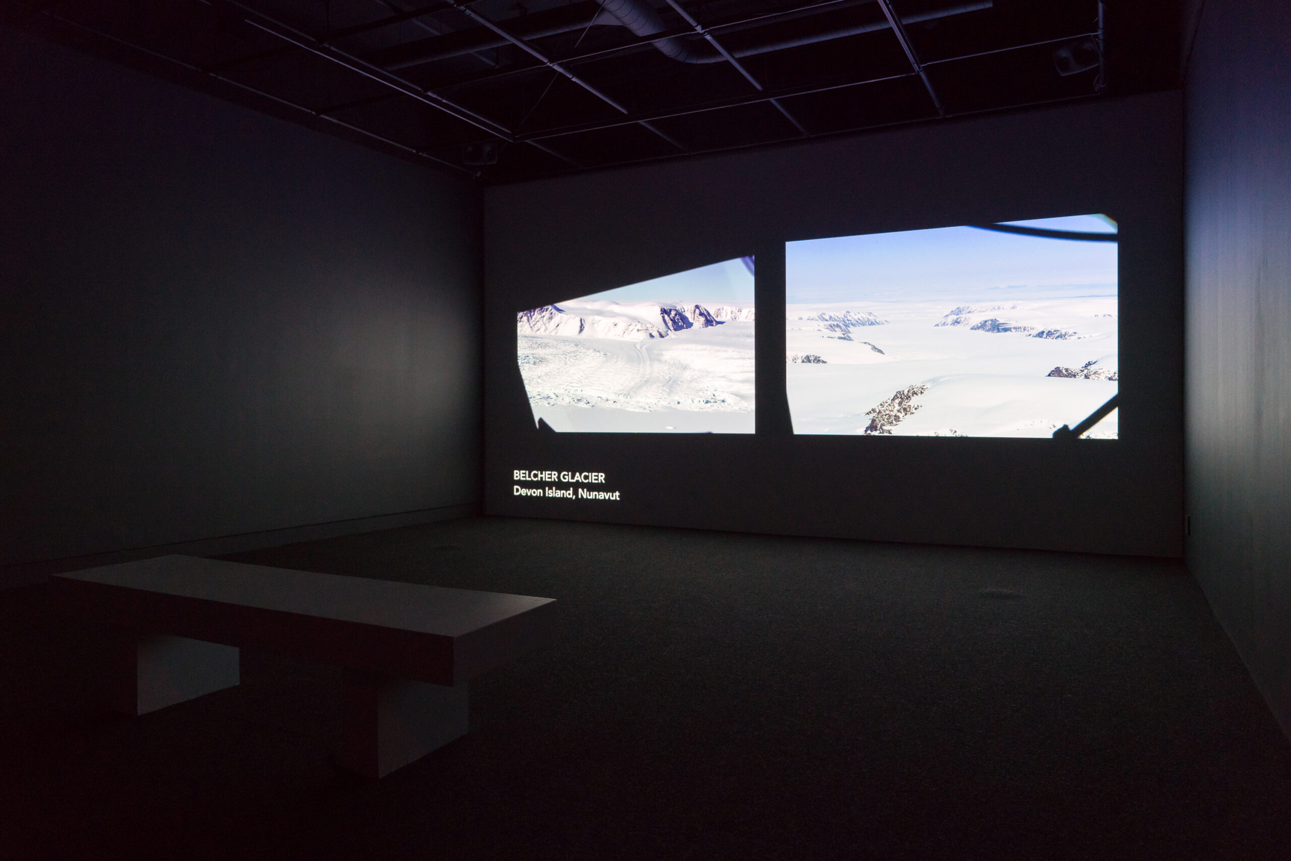 Susan Schuppli, Learning from Ice: Ice Cores, 2019, vue d’installation à VOX dans le cadre de MOMENTA 2021. Photo : Jean-Michael Seminaro