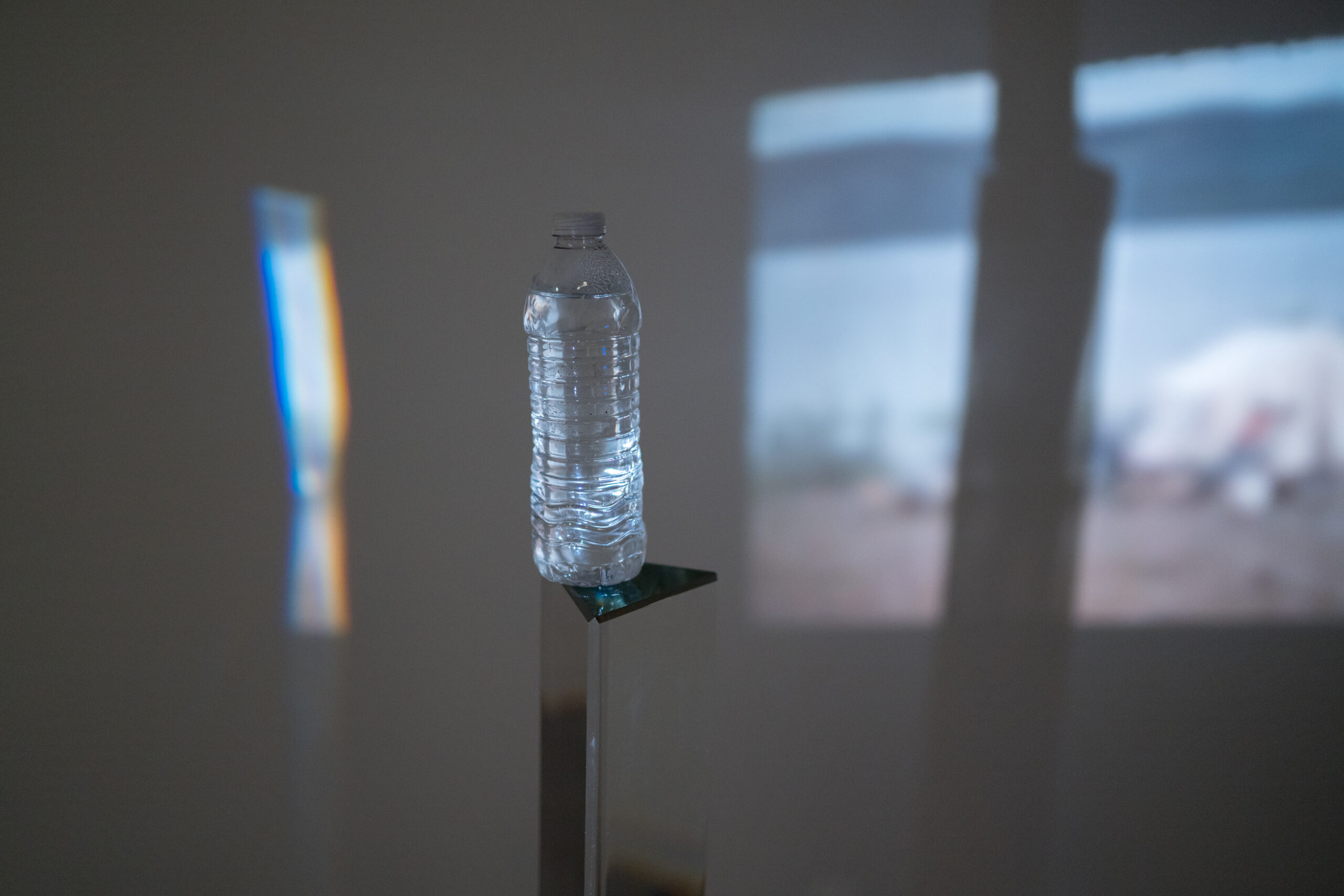 Ts̱ēmā Igharas et Erin Siddall, The Lake is a Cup  (détail), 2021, vue d’installation à VOX dans le cadre de MOMENTA 2021. Commandée par MOMENTA Biennale de l’image et la Toronto Biennial of Art.  Photo : Jean-Michael Seminaro