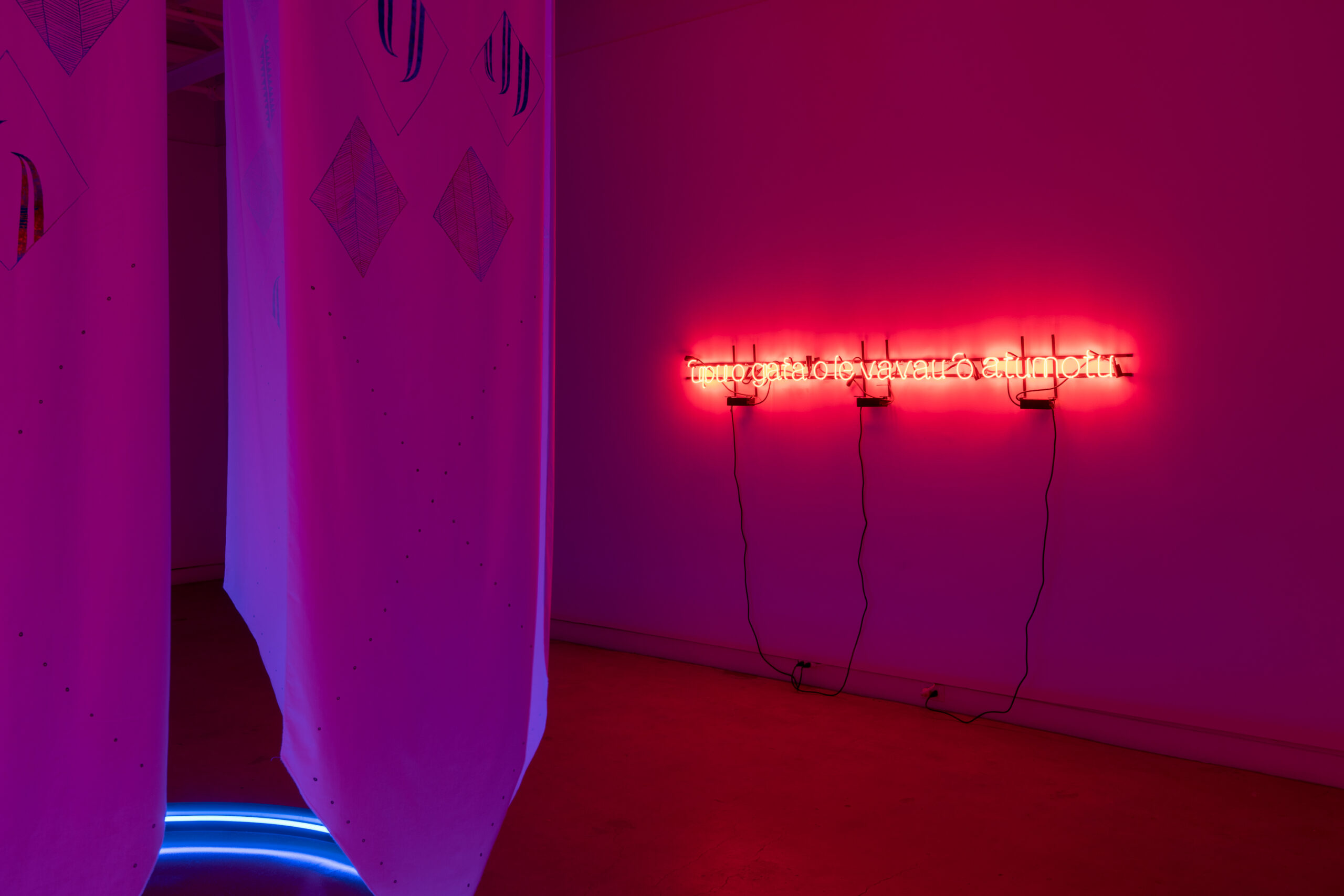 Léuli Eshrāghi, La fin est toujours le début d’autre chose, vue de l’exposition présentée à Diagonale dans le cadre de MOMENTA 2021. Photo : Jean-Michael Seminaro