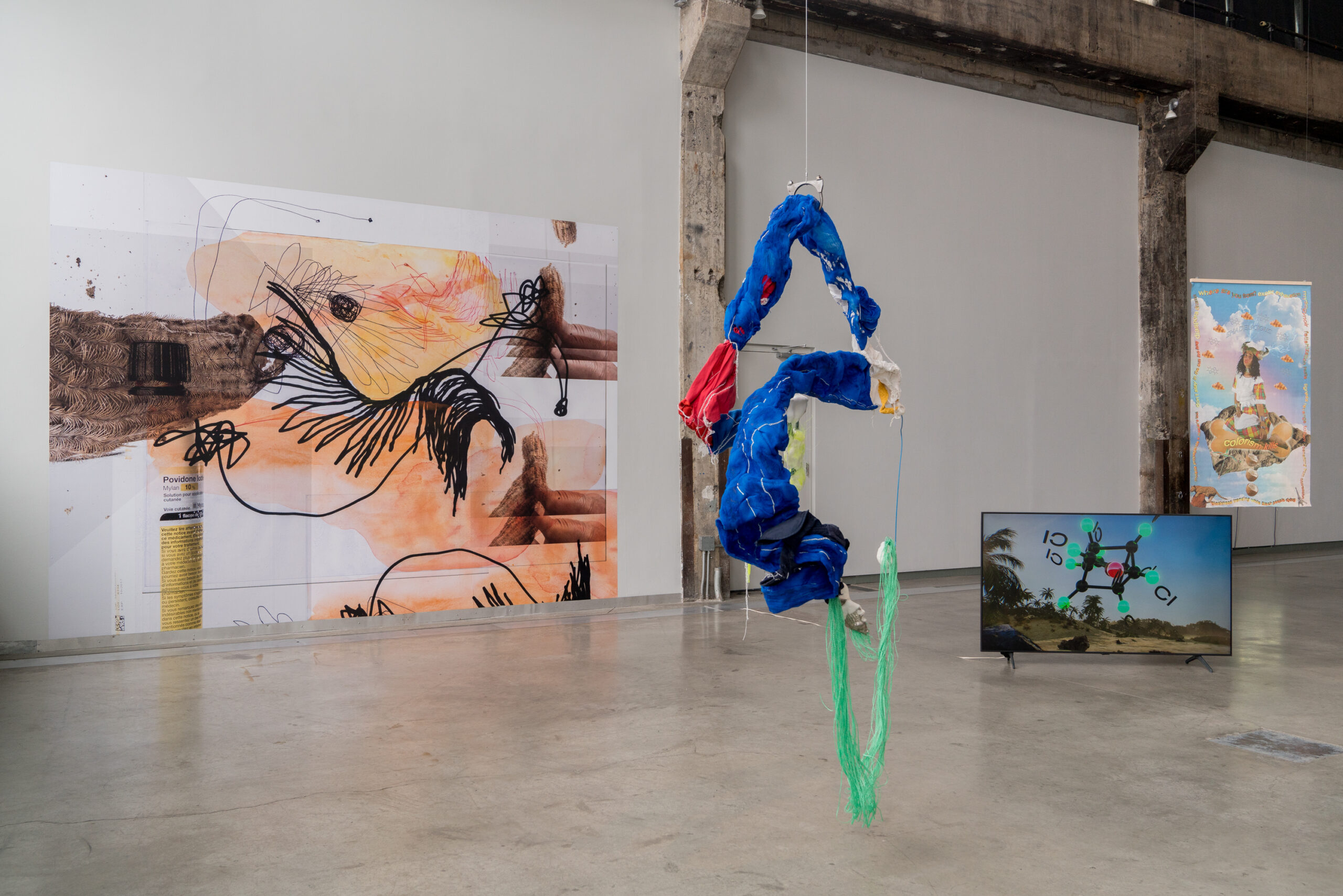 Des tentacules façonnant le monde, vue de l’exposition présentée à la Fonderie Darling dans le cadre de MOMENTA 2021. Photo : Jean-Michael Seminaro