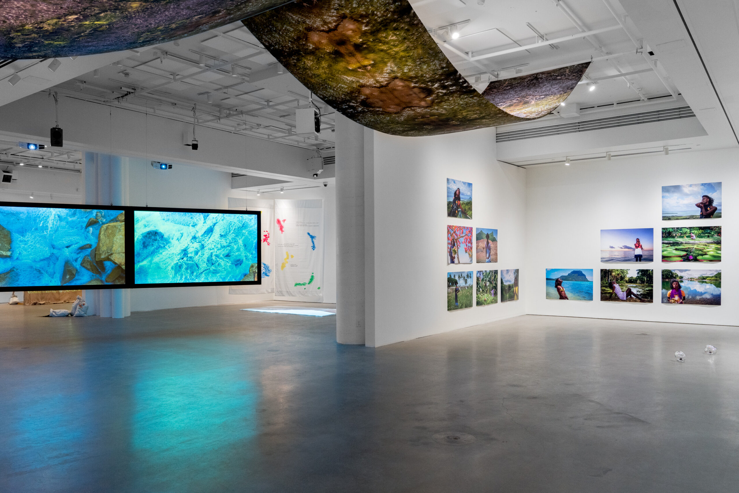 De la terre, vue de l'exposition à la Galerie de l’UQAM dans le cadre de MOMENTA 2021. Photo : Jean-Michael Seminaro