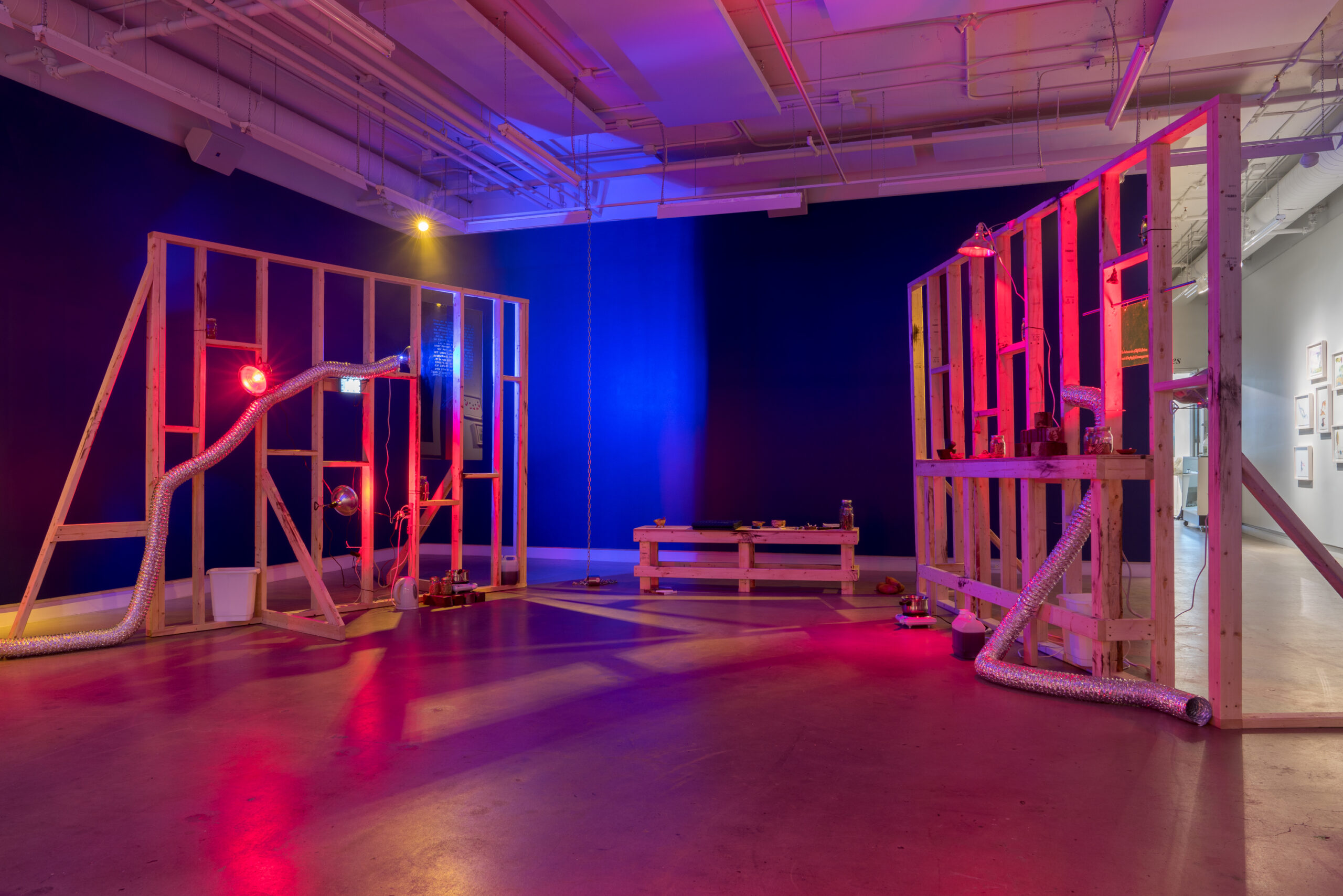 Candice Lin et P. Staff, STRESSED HERMS, SWEAT item-gallery PERIOD GAS, 2021, vue de l’installation à Occurrence dans le cadre de MOMENTA 2021. Photo : Jean-Michael Seminaro