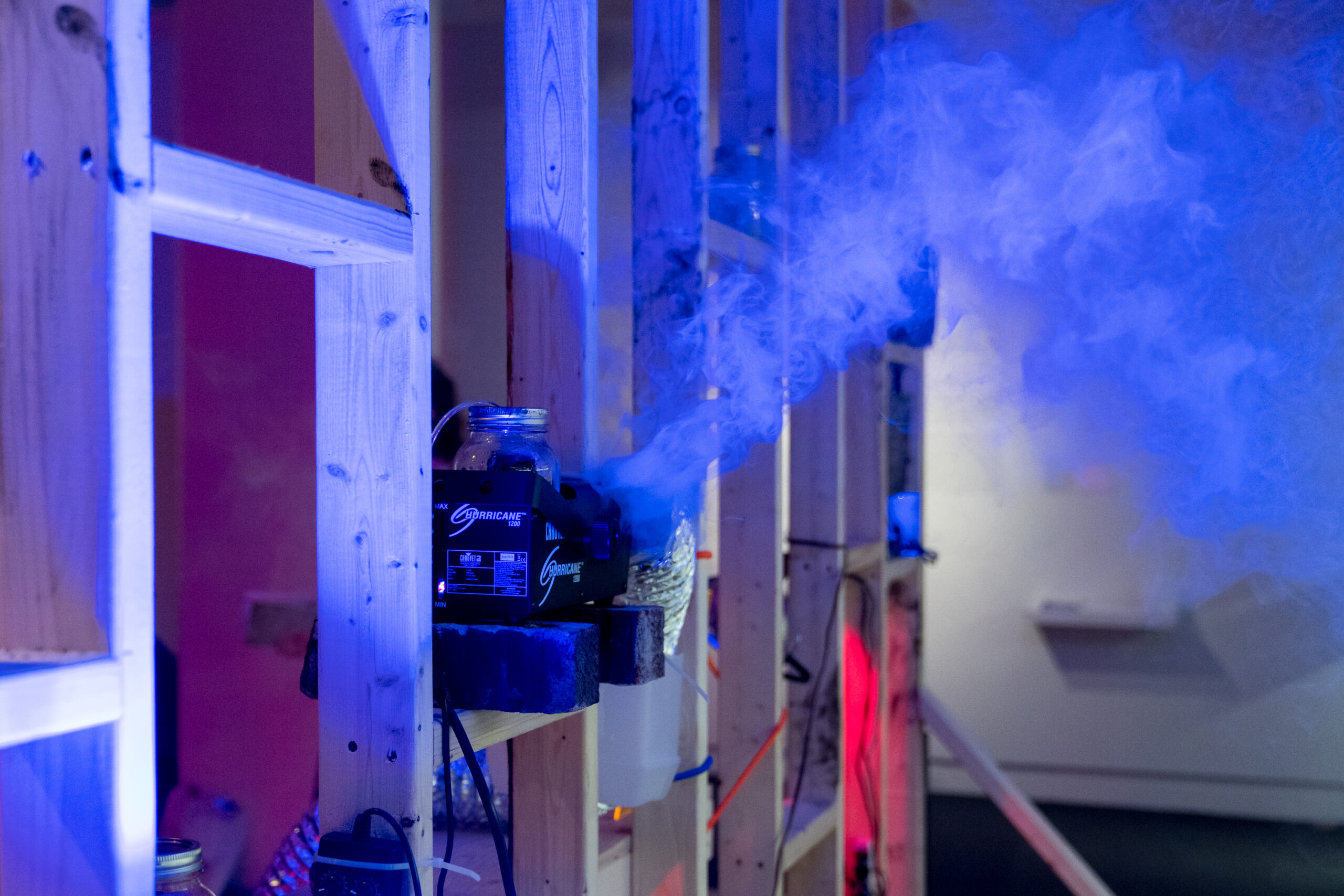 Candice Lin et P. Staff, STRESSED HERMS, SWEAT item-gallery PERIOD GAS, 2021, vue de l’installation à Occurrence dans le cadre de MOMENTA 2021. Photo : Jean-Michael Seminaro