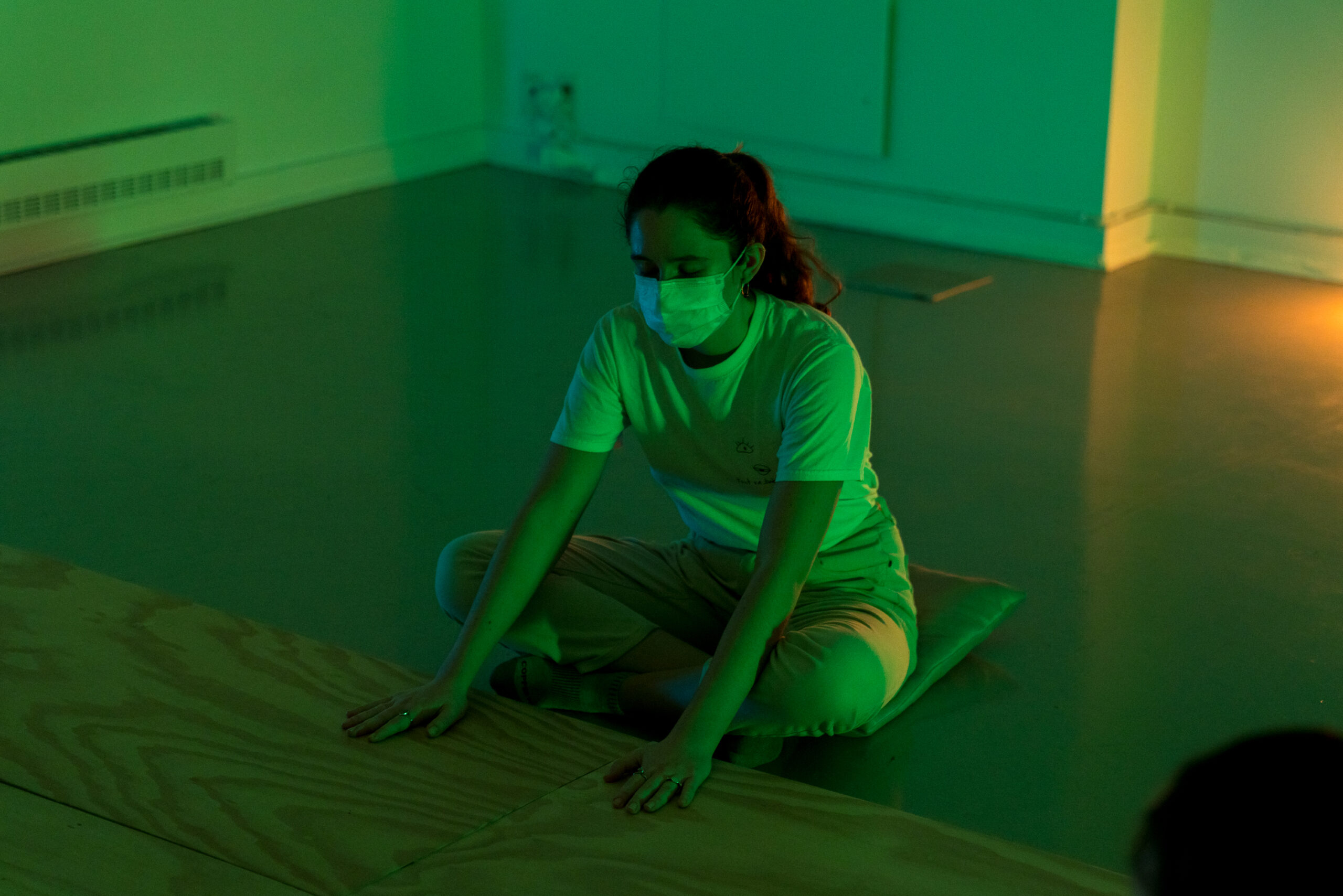 Résonances corporelles, atelier créatif et réflexif en collaboration avec l’artiste et cinéaste Victoria Catherine Chan et la Fondation PHI pour l’art contemporain dans le cadre de MOMENTA 2021. Photo : Jean-Michael Seminaro